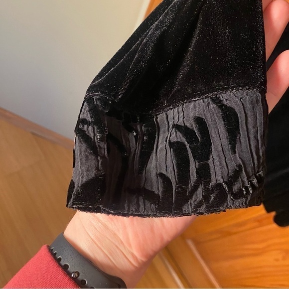 Vikki Vi Velvet Button Down Blouse with Contrasting Floral Trim Like New - Picture 3 of 5